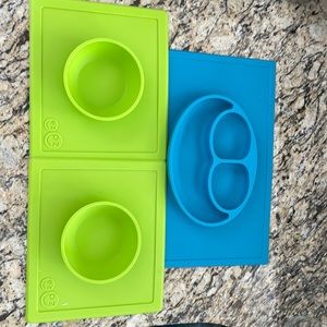 EZPZ mat and 2 happy bowls